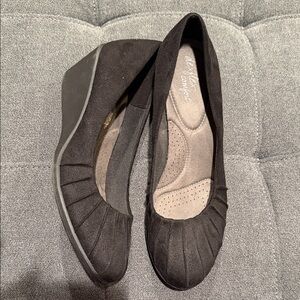 Dexflex Comfort Black Pleated Wedges